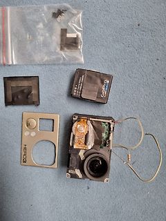 Zerlegte GoPro HERO3 Kamera und Akku