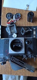 Zerlegte Praktica FX Spiegelreflexkamera auf Holztisch