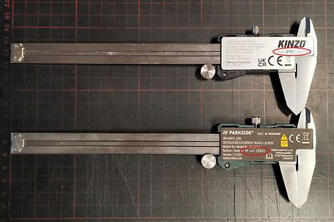 Zwei digitale Messschieber