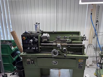 Nardini MS125E Drehmaschine in einer Werkstatt
