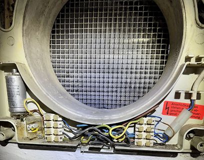 Innenansicht eines Geräts mit Verkabelung und Gitter