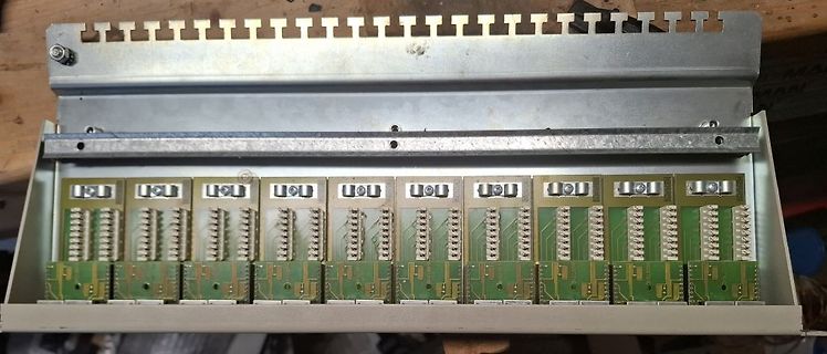 Reihe von Leiterplatten in einem Metallgehäuse