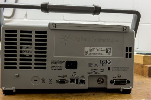 Rückseite eines Agilent Technologies Oszilloskops