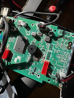 Foto einer grünen Leiterplatte mit elektronischen Bauteilen