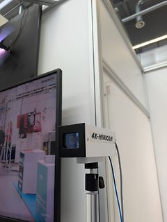 4K-MINICAM auf Stativ vor Monitor