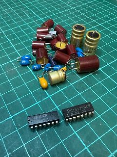 Elektronische Bauteile wie Kondensatoren und integrierte Schaltkreise