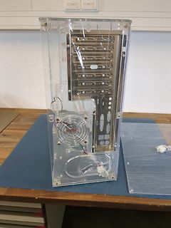 Gehäuse eines Computer-Netzteils aus Acrylglas