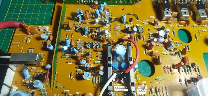 Nahaufnahme einer bestückten Leiterplatte mit elektronischen Bauteilen