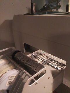 Innenansicht eines Geräts mit Schläuchen und Schienen