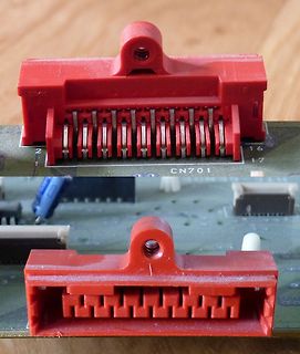 Roter Steckverbinder auf Leiterplatte
