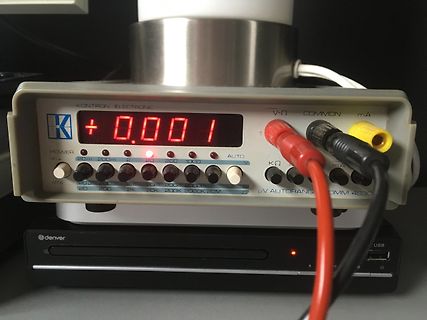 Digitalmultimeter mit Messspitzen auf DVD-Player