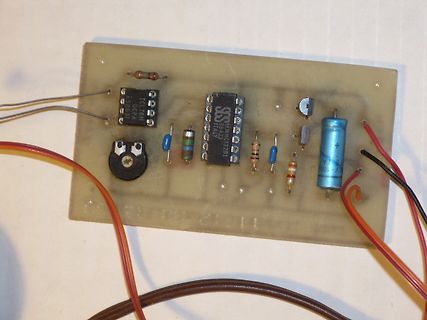 Geätzte Leiterplatte mit ICs, Widerständen und Kondensatoren