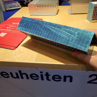 Blau verpacktes Bauteil auf Holztisch