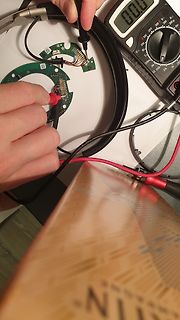 Messung an einer Leiterplatte mit Multimeter