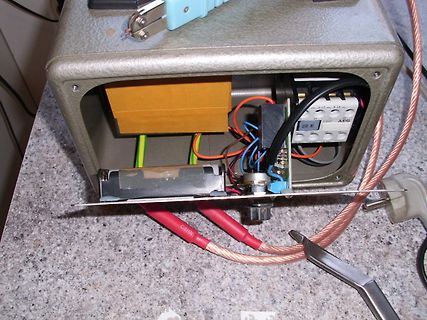 Geöffnetes Netzteil mit internen Komponenten und Verkabelung