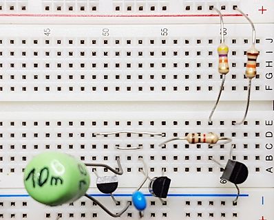 Elektronische Bauteile auf einem Breadboard