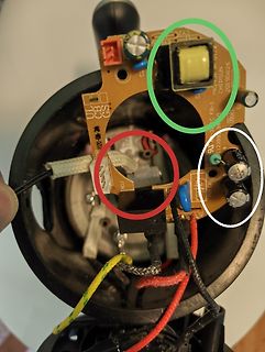 Foto einer Leiterplatte mit markierten Bauteilen
