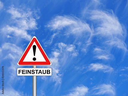 Verkehrsschild mit der Aufschrift FEINSTAUB vor blauem Himmel