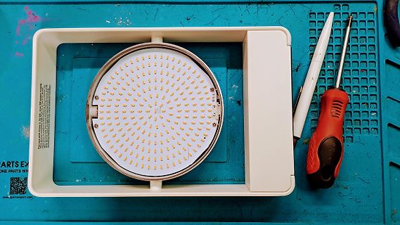 LED-Ring in weißem Gehäuse mit Schraubendreher