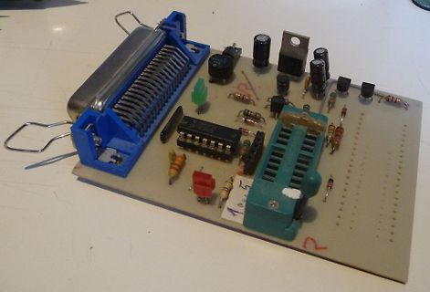 Steckplatine mit elektronischen Bauteilen