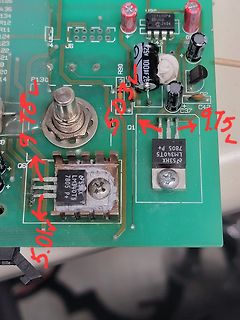 Leiterplatte mit Spannungsreglern und Elektrolytkondensatoren