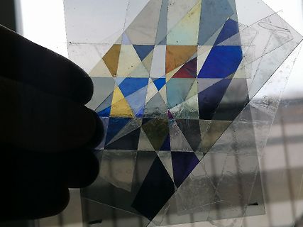 Bunte geometrische Muster auf transparenten Folien