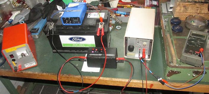 Messaufbau mit Autobatterie, Netzteil und Multimeter