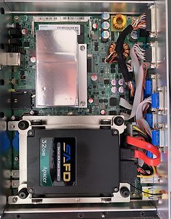 Innenansicht eines Computersystems mit Apacer SSD und RAM