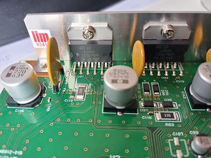 Nahaufnahme einer Leiterplatte mit Leistungshalbleitern und Elektrolytkondensatoren