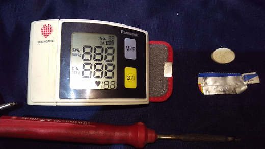 Blutdruckmessgerät, Schraubendreher und Tablette