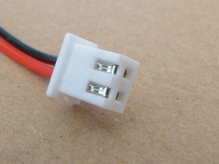 Weißer 2-poliger JST-Stecker mit roten und schwarzen Kabeln