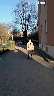 Person im Freien mit Höhenangabe