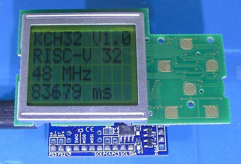 LCD-Display und Leiterplatte mit Mikrocontroller-Anbindung