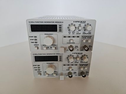 Zwei Hameg HM8030-6 Funktionsgeneratoren