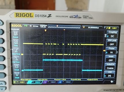 Oszilloskop-Display mit Signalverlauf