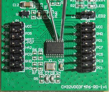 Nahaufnahme einer grünen Leiterplatte mit Mikrocontroller