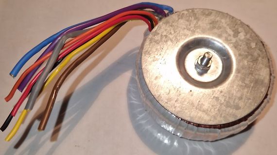 Elektromagnetische Spule mit farbigen Kabeln