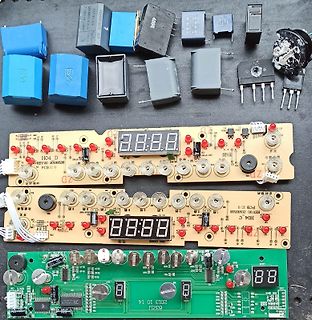 Elektronische Bauteile und mehrere Leiterplatten mit Displays