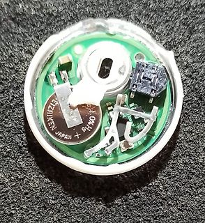 Innenansicht einer geöffneten Fernbedienung mit Knopfzellenbatterie