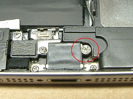 Nahaufnahme eines geöffneten elektronischen Geräts mit Schrauben