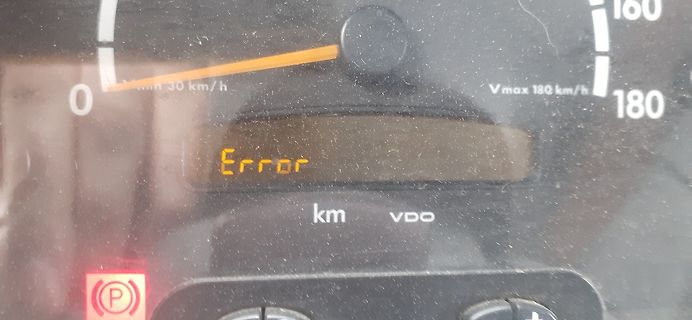 Fotomotiv eines Fahrzeug-Kombinstrumentdisplays mit Fehlermeldung