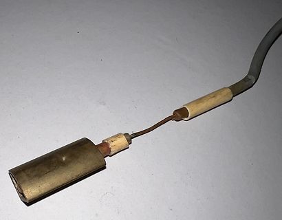 Defektes Kabel mit beschädigter Isolierung