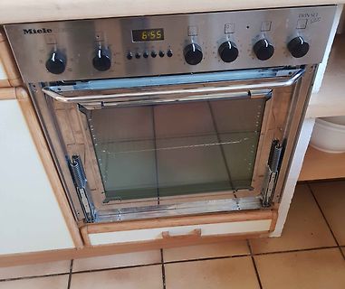Miele Backofen mit Display und Bedienknöpfen