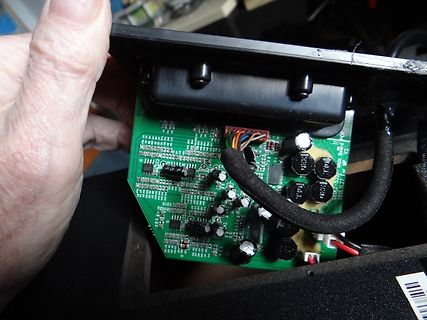 Foto einer Leiterplatte mit elektronischen Bauteilen