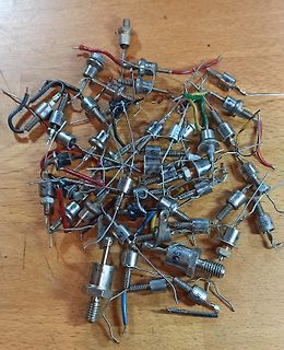Haufen metallischer Bauteile mit Drähten