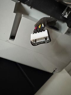 Weißer mehrpoliger Stecker mit bunten Kabeln