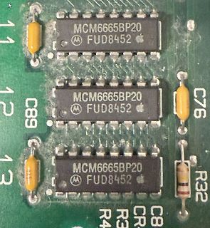 Drei MCM6665BP20 ICs auf einer Leiterplatte