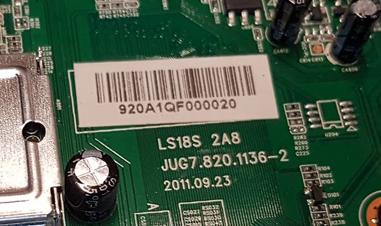 Nahaufnahme einer grünen Leiterplatte mit Barcode und Beschriftung