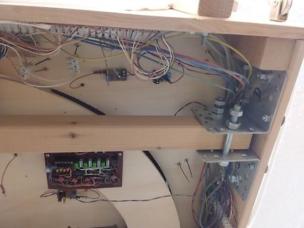Freie Verdrahtung und Elektronikkomponenten in Holzgehäuse