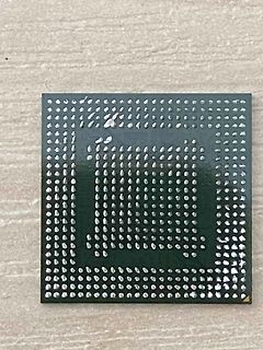 Unterseite eines integrierten Schaltkreises mit Lötpads